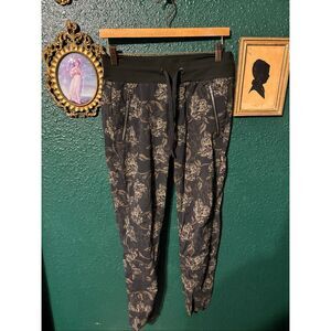 Athleta Womens 4 Green Elastic Waist Trekkie North Printed Tapered Pants